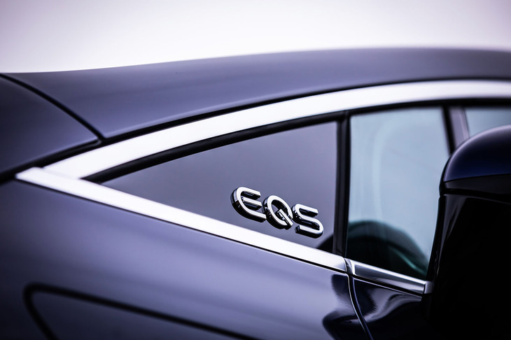 「EQS」は、メルセデスの電動化サブブランド「EQ」における「Sクラス」に相当するモデル。前身となるコンセプトカーの「ヴィジョンEQS」がお披露目されたのは2019年9月のフランクフルトモーターショーで、市販モデルは2020年4月の上海モーターショーで登場した。