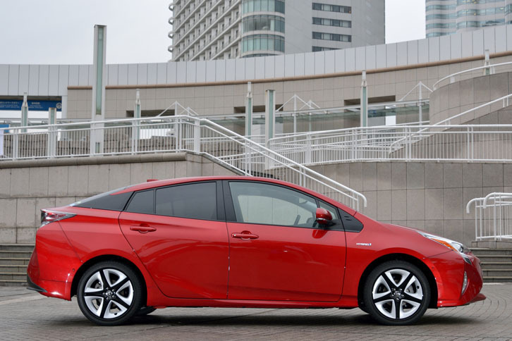 先代同様、なだらかなトライアングルシルエットを描く、4代目「プリウス」のサイドビュー。