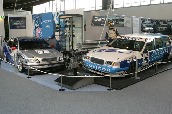 「S40」（左）と「850エステート」（右）のレーシングカー。（写真＝ボルボ・カーズ）