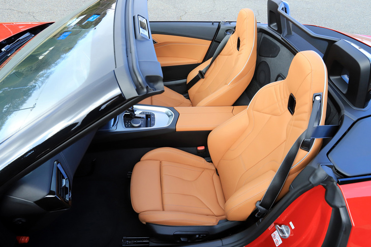 ヘッドレスト一体型の「Mスポーツシート」は「Z4」専用設計。テスト車には「コニャック」カラーの表皮が採用されていた。