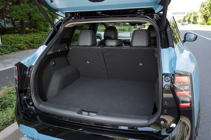 荷室の仕様は駆動方式によって異なり、FF車では従来モデルより53リッター広い476リッターの容量を確保（100V AC電源装着車は400リッター）。一方4WD車では、下部にモーターなどを積む都合で床面がかさ上げされており、その容量は340リッターとなっている。