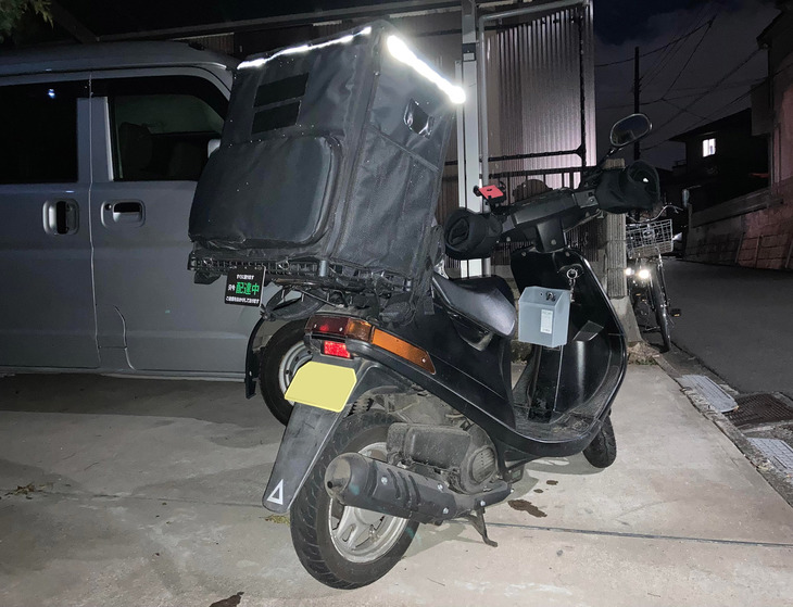 直人さんがデリバリーの副業に使用している原チャリ。年収400万円での購入は新記録ではないが、ウーバーと出前館の配達を掛け持ちするフェラーリオーナーは、おそらく世界初！