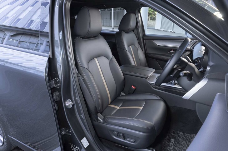 シート表皮はナッパレザー。センターのアクセントとステッチはブラウンを組み合わせている。