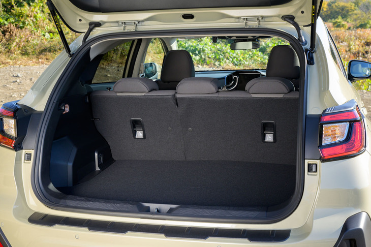 ラゲッジスペースの容量は、5人乗車時で315リッター（床下収納除く）。後席を格納すると、最大で926リッターまで拡張できる（窓肩までの広さ）。バッテリーを搭載する都合で、床下収納の容量は4リッターと小さめだ。