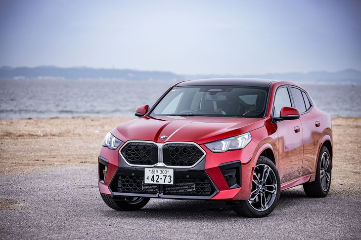 2023年10月25日、ジャパンモビリティショーの会場において日本導入がアナウンスされた新型「BMW X2」。今回はエントリーモデルに位置づけられる「X2 xDrive20i Mスポーツ」に試乗した。