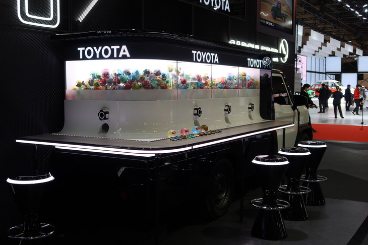 「CAPSULE BAR」を荷台に架装したトヨタのピックアップトラック「IMV 0」。