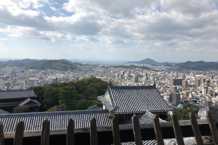 松山城天守閣から瀬戸内海を望む。