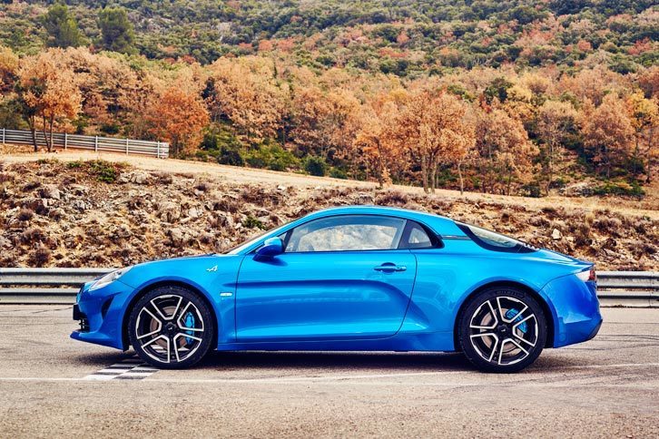 ボディーサイズは全長×全幅×全高＝4180×1798×1252mm、ホイールベースは2420mmとなっている。