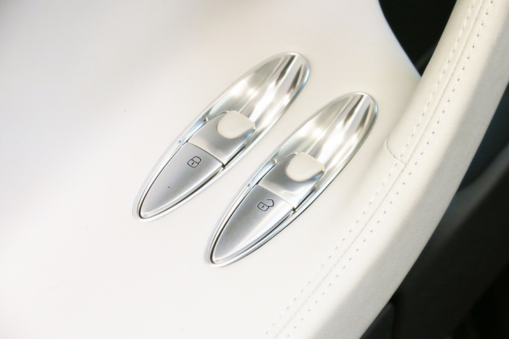 ブガッティ・シロン（ドアコンソール）