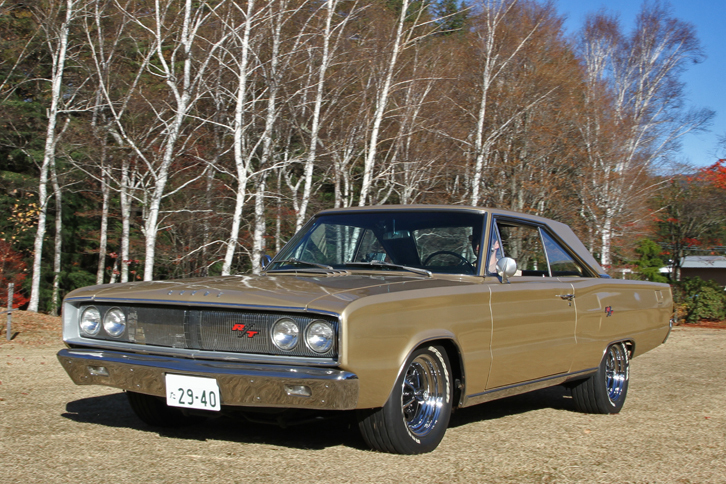 1967年「ダッジ・コロネットR/T」。コロネットはインターミディエートのモデルで、現在もダッジの高性能グレードに使われている“R/T”の名称はこの年に登場した。