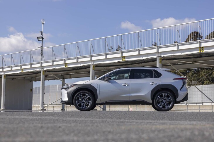 ボディーサイズは全長×全幅×全高＝4690×1860×1650mm。トヨタ車では「RAV4」や「ハリアー」と同等のサイズだが、2850mmのホイールベースは既存の2車よりもだいぶ長い（RAV4とハリアーは2690mm）。