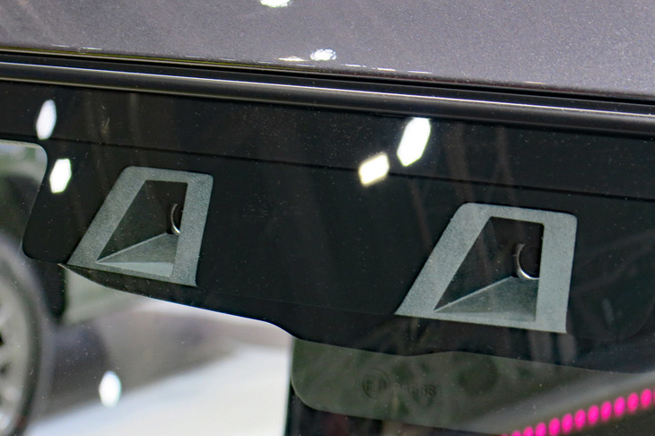 フロントウィンドウに装備されたステレオカメラ。新型「ハスラー」では、衝突被害軽減ブレーキが夜間の歩行者も検知可能となる。