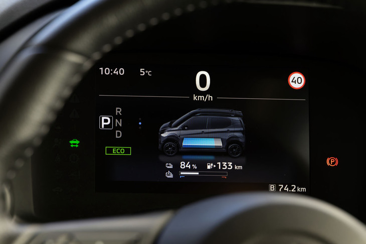 メーターパネルは7インチサイズの液晶画面。バッテリー残量や運転支援システムの作動状態などもカラーで見やすく表示される。