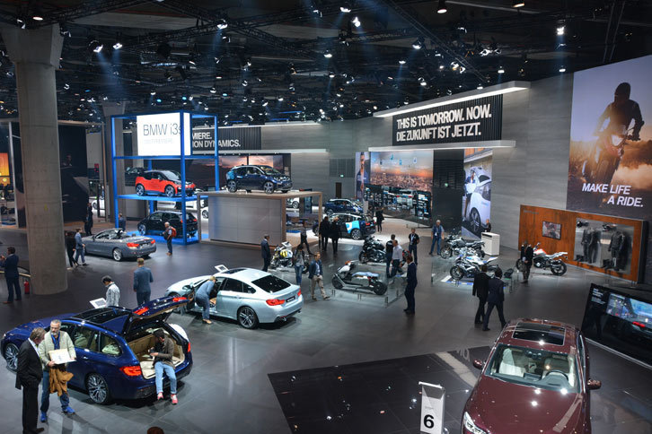 BMWグループがブースを構えるホール11の様子。