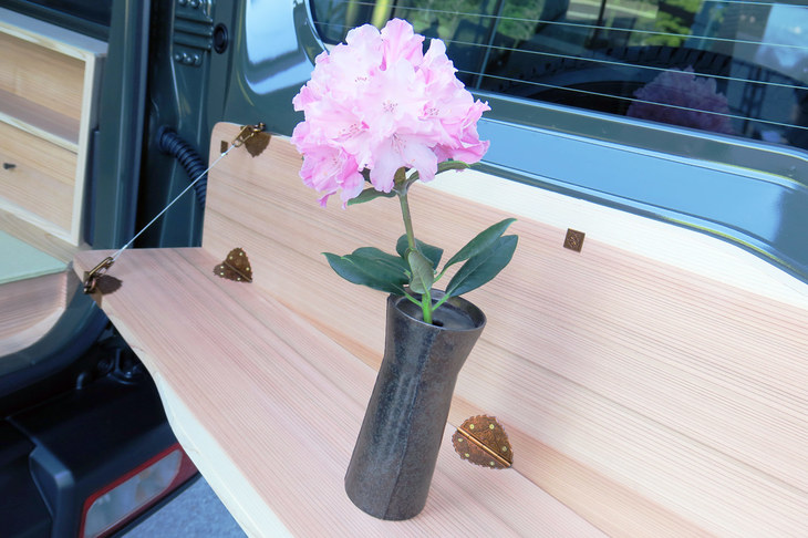 床の間に見立てたテールゲートの棚。花などを飾る場所として好適だ。