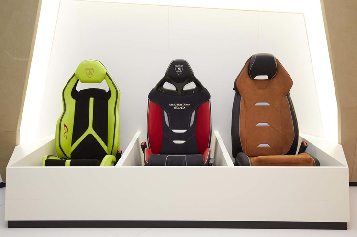 ランボルギーニブースの様子（シート）。