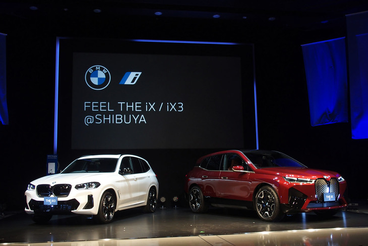 MWブランドの新型電気自動車「iX」（右）と「X3」ベースの電気自動車「iX3」（左）。