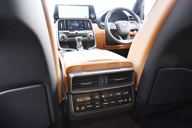 レクサスLX600（センターコンソール後端の後席用空調スイッチ）