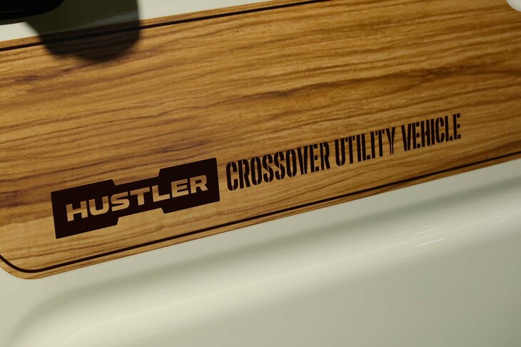 スズキ・ハスラーJスタイルIIターボ（助手席側ドアのロゴ）