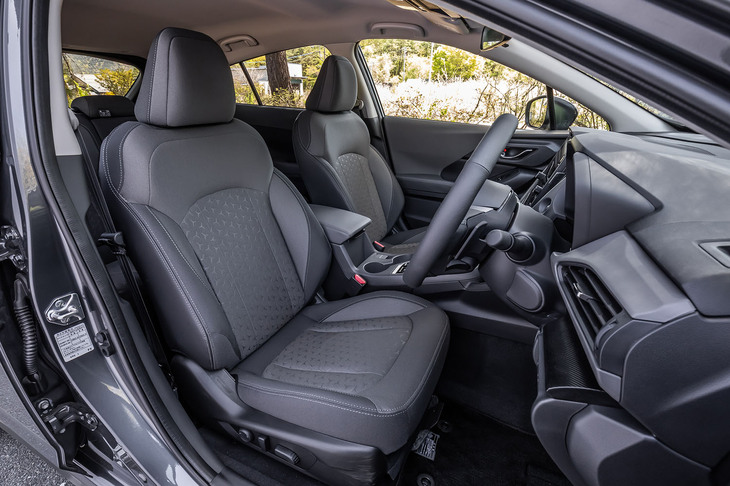 「ツーリング」グレードのシートは、写真のトリコット表皮が標準仕様となる。フロントシートは頭の揺れを抑えることを目的に、医学的なアプローチで設計されている。