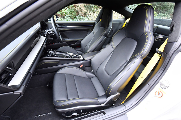 今回試乗した車両の4ウェイ電動調整機能付き「スポーツシートプラス」には、オプションのポルシェクレストエンボスヘッドレスト（3万8000円）やベンチレーション機能（17万7000円）が備わっていた。