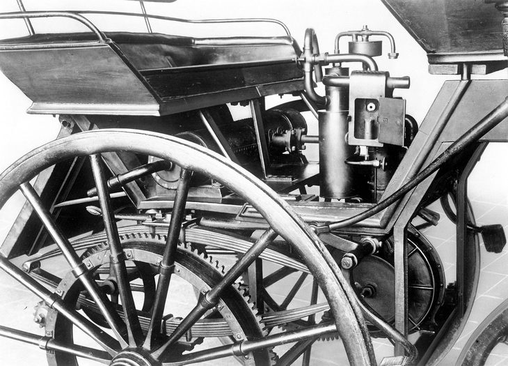 ダイムラー初の四輪自動車に搭載されたガソリンエンジンと、リアの足まわり。サスペンションは車軸と車体をリーフスプリング（板バネ）でつないだだけの、非常にシンプルなものだった。