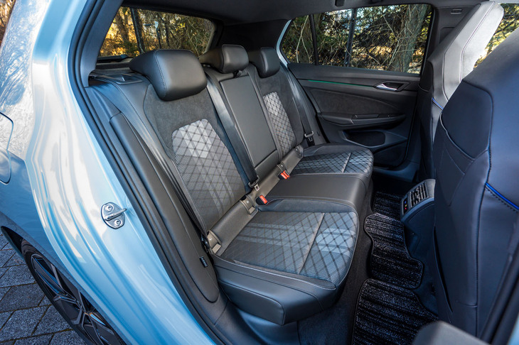 リアシートはおとな2人がきちんと座れる空間を確保。フロントともども表皮中央に「GTI」のようなチェック柄があしらわれる。