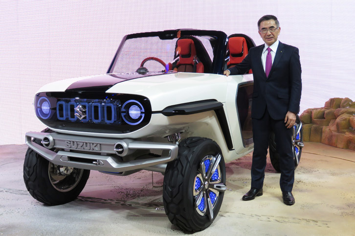 SUVタイプのEVコンセプト「e-サバイバー」と、スズキの鈴木俊宏社長。
