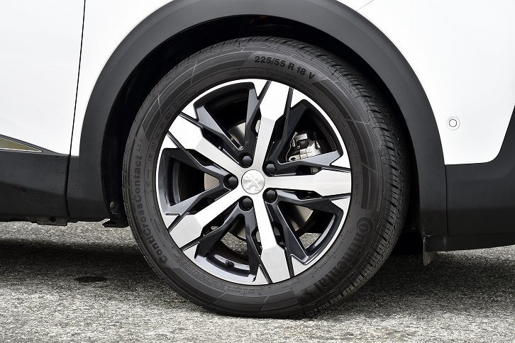 悪路での走破性が高められた「GTライン」にはM＋S（マッド＆スノー）タイヤが装着される。試乗車は「コンチクロスコンタクトLX2」を履いていた。