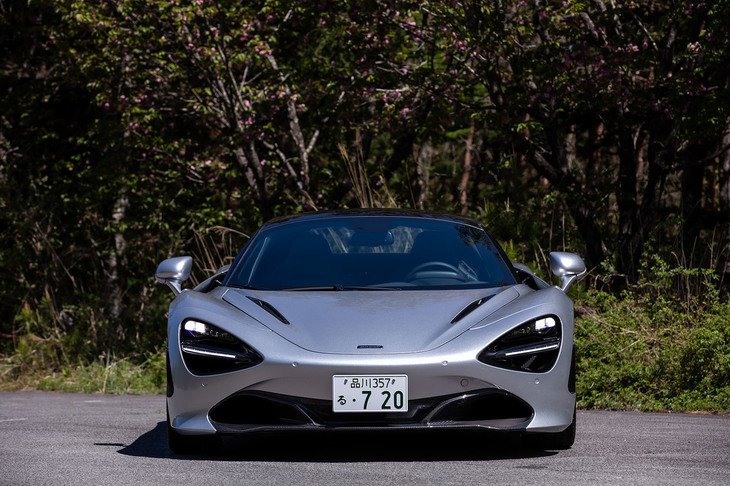 特徴的な「720Sスパイダー」のフロントフェイス。エクステリアデザインはホホジロザメをモチーフにしたという。ヘッドライトとターンシグナルを組み合わせたLEDライトユニットは、エアインテーク機能も持ち合わせている。