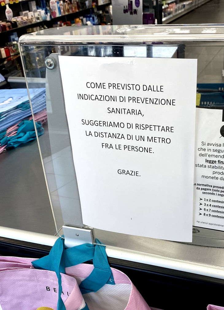 ドラッグストアのレジの張り紙。他者と1m離れるよう促している。
