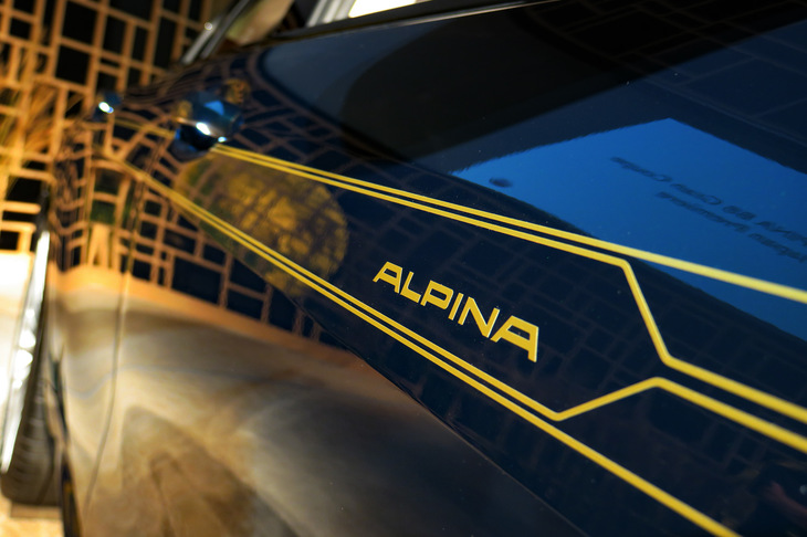 BMWアルピナB8グランクーペ（アルピナストライプ）
