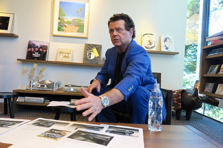 テーブルに写真を広げ、新型「ディフェンダー」の特徴を語るマクガバン氏。