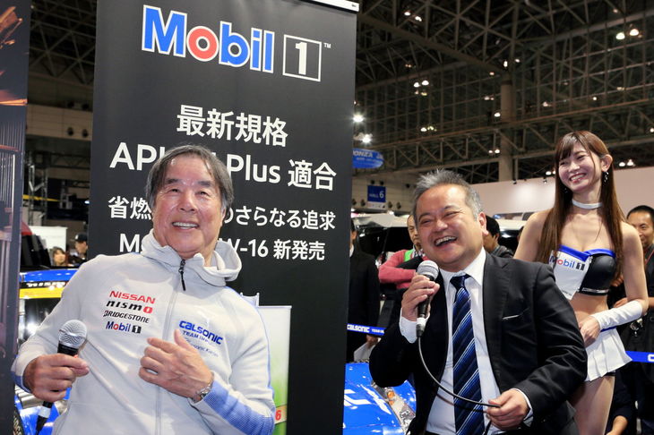 チームウエアの「Mobil 1」ロゴを指さす星野監督。「オレはMobil 1しか使わないんだ」と豪語した。