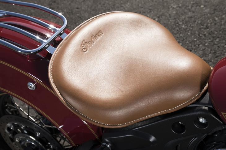 これも100周年記念車の専用装備となる、タンレザーのソロサドルシート。リアシートの代わりに、クロームパイプのキャリアが備わっている。