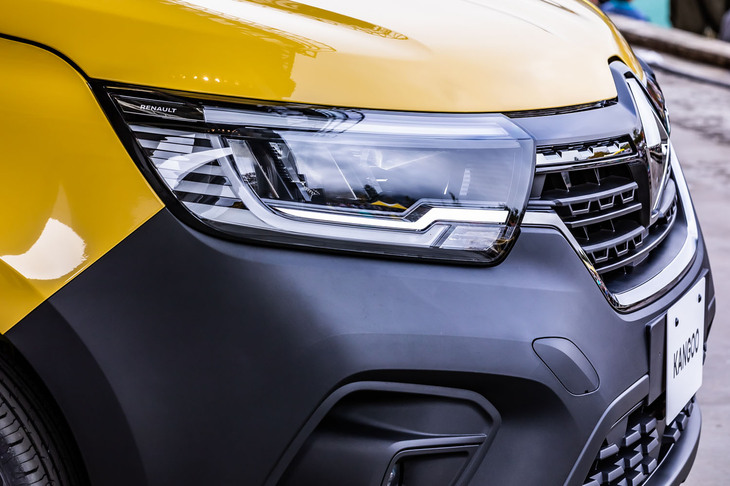 新型「カングー」のヘッドランプを見て会場のファンは「目ヂカラが強い！」と感想を述べていた。