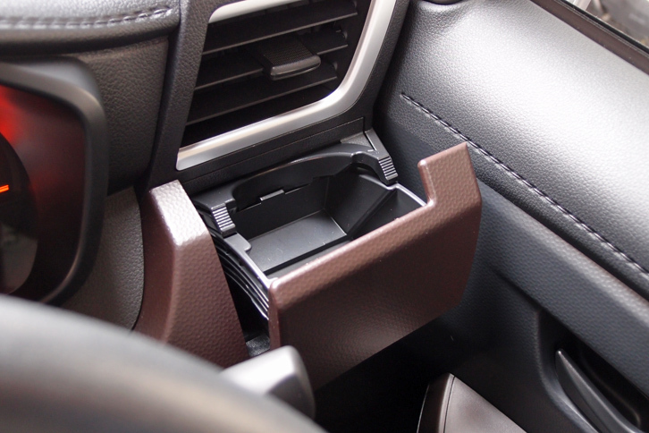 こちらは、本文で触れた「回転式カップホルダー」。ストッパーを調節することで、筒型と直方体、いずれの容器にも対応する。