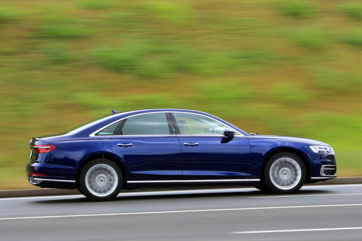 先代比で全長は25mm、ホイールベースは10mm延長。V8モデルのみ、ホイールベースがさらに130mm長い「L」モデルが設定される。