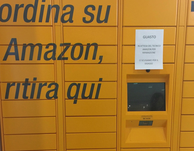 あれ？　アマゾンロッカーに「故障」の貼り紙が……。2017年8月撮影。