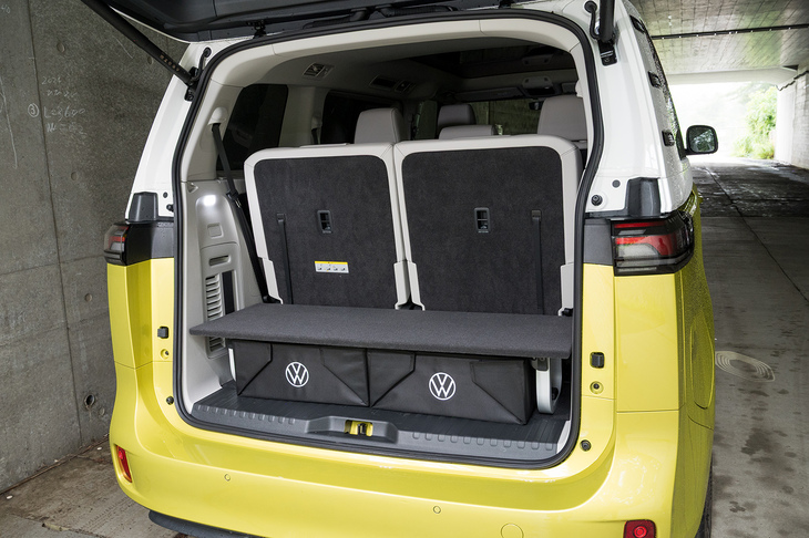 「ロングホイールベース」は荷室にマルチフレックスボード（外せる）と「VW」マーク入りのボックス（畳める）を標準で装備する。3列目使用時でも機内持ち込み可能なスーツケースが2つは入りそうだ。
