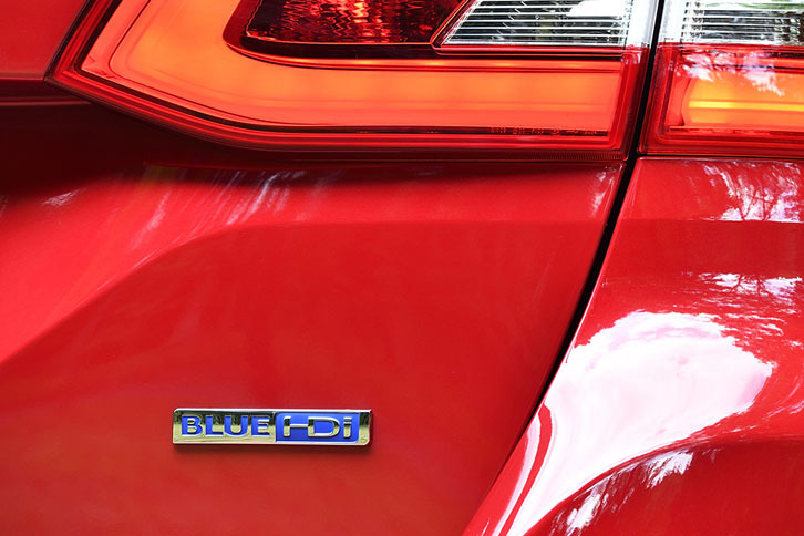 ハッチゲートに備わるBlueHDiのバッジを見つけなければ、外観からディーゼル車であると判断するのは簡単ではない。写真は「308SWアリュールBlueHDi」。