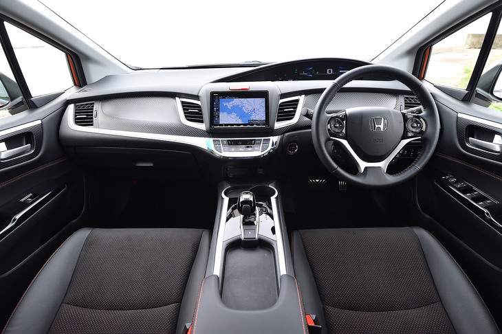 「ジェイド」のインテリアカラーは、グレードにより黒系または白系（アイボリー）が組み合わされる。