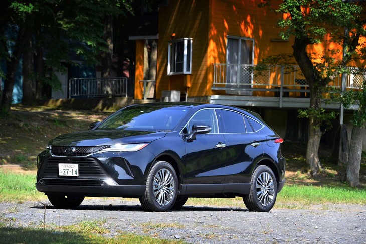 2020年6月に発売された新型「トヨタ・ハリアー」。武骨な「RAV4」とは対照的な、スタイリッシュなクーペフォルムが特徴のひとつとなっている。