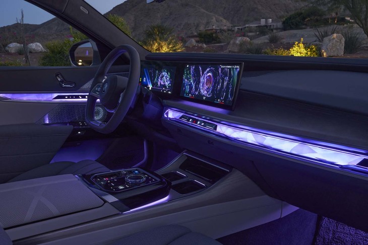 ダッシュボードとドアパネルのクリスタル調装飾は発光する仕掛け。もちろんカラーリングは変更可能。