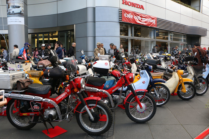本田技研工業本社にあるHondaウエルカムプラザ青山で開催された「カフェカブミーティングin青山」は、1997年の初開催から今回で22回目となる。「スーパーカブ」誕生60周年にあたる記念すべき今年も、全国各地から多くのファンが集結した。