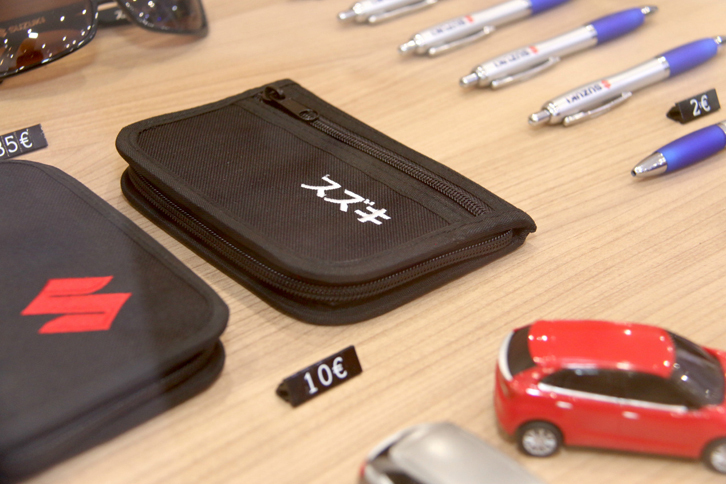 冒頭のスズキは、他にも日本語が記されたオフィシャルグッズを展示販売していた。この財布、全国の鈴木さんにおすすめできる。