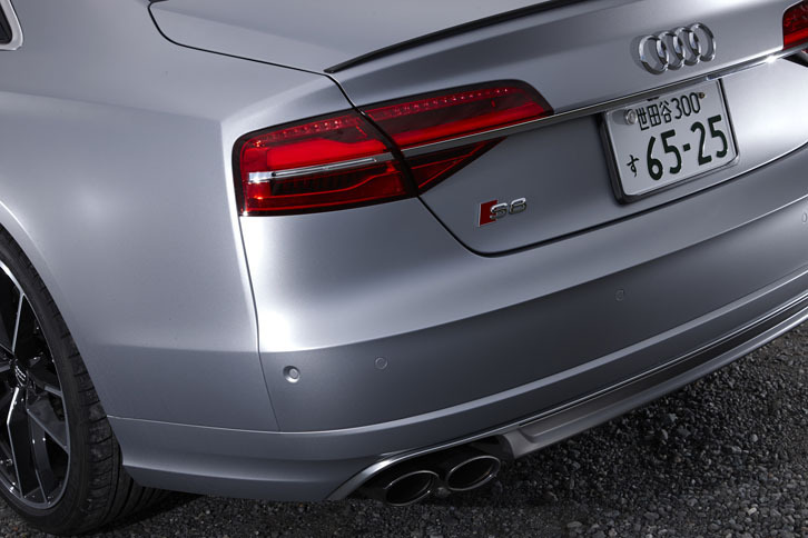 スモーク仕様のリアコンビランプが備わる「S8プラス」のリアまわり。バンパー下部からは、ブラッククロームのエキゾーストパイプが顔をのぞかせる。