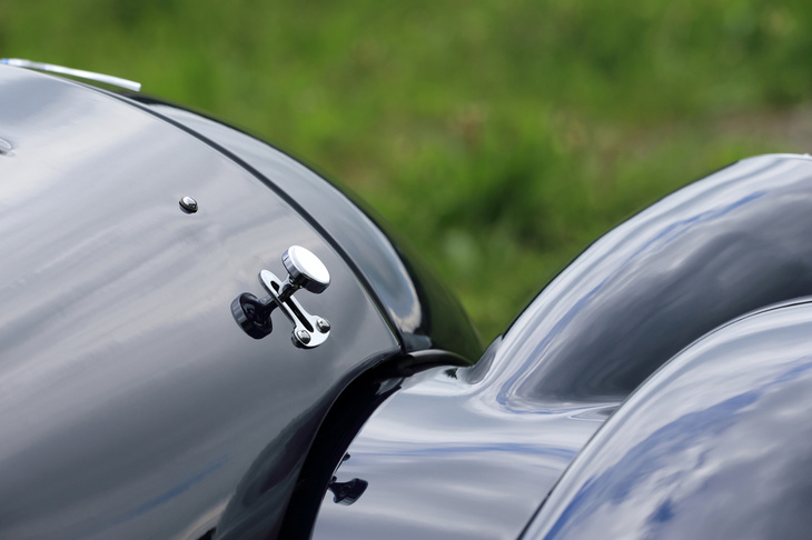 ボンネットを固定するピンは、パネル1枚につき前後に2カ所設けられている。下に押し下げて解除するタイプで、操作にはやはり力と、コツが必要だった。