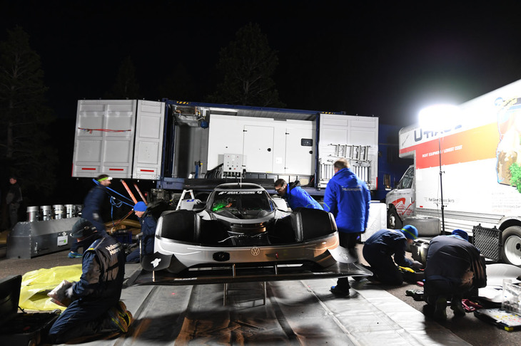 ワークスチームのフォルクスワーゲンは、準備万端でレースに臨む。スタート地点のメンテナンスエリアには巨大なサービスカーを持ち込み、数多くのメカニックが作業にあたったほか、発電用および冷却用のトラックも搬入。走行後にはモーターやバッテリーのクーリングを実施するなど、パイクスピークを攻略するためのサービス体制は万全となっている。
