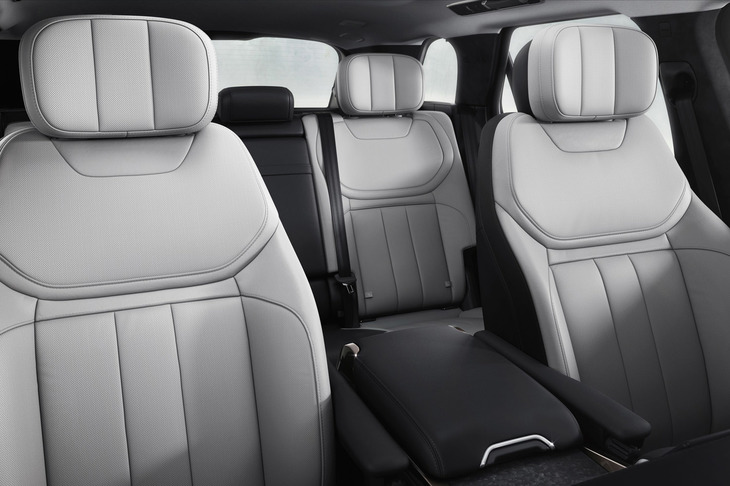 ラグジュアリーな雰囲気のキャビン。シート表皮はグレインレザーやウィンザーレザー、セミアニリンレザーから選択できる。